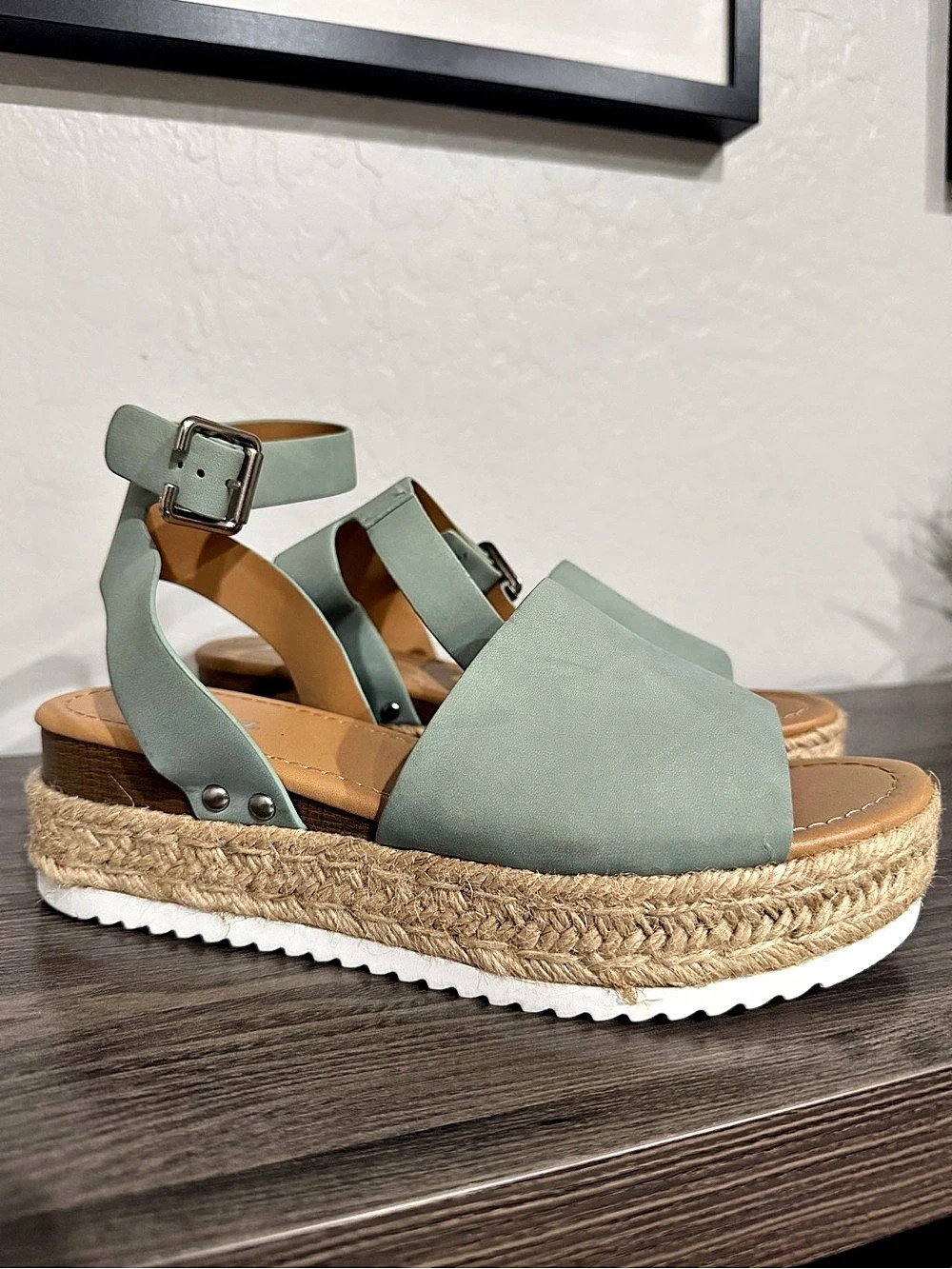 SODA Platform Espadrille Sandals in Green US 9 Like New